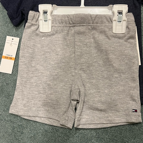 Tommy Hilfiger Baby Boy short sleeves tee,bodysuit and a short 3-piece Set - Picture 5 of 9